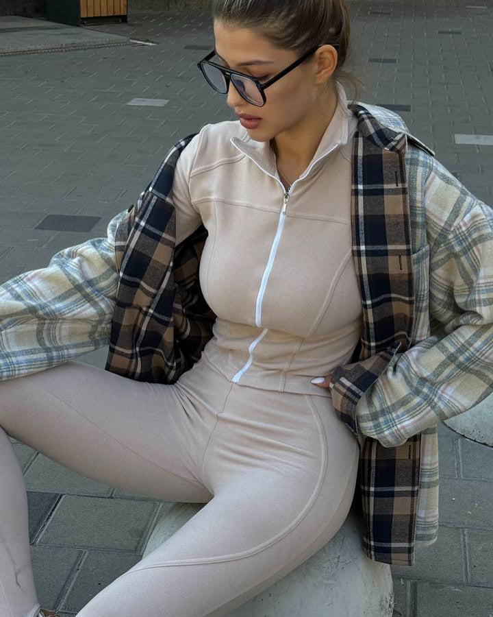 Kvinnelig sporty jumpsuit med høy lukking krage og praktisk glidelåsdetalj Skjora