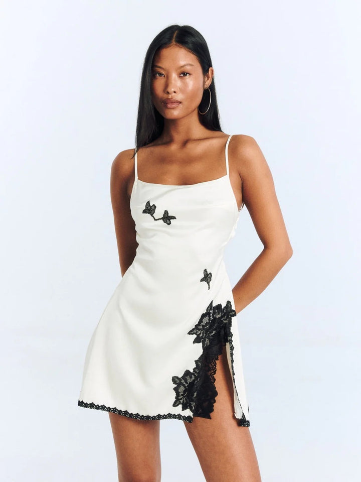 Dame mini-kjole med filigranspiss og broderte sommerfugler Skjora