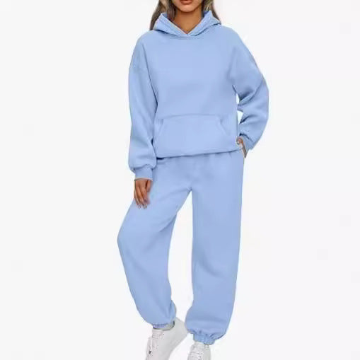 Kvinnors bekväma hoodie-set gjort av högkvalitativt sweatshirt-material med praktiska fickor Skjora