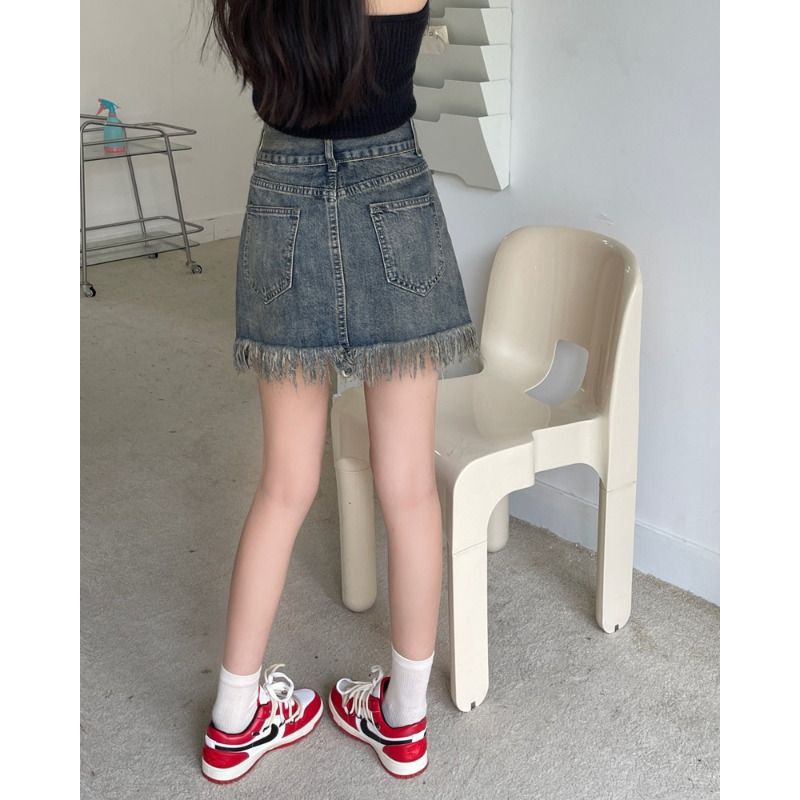 Kvinne denimmshorts med frynset kant og høy livlinje