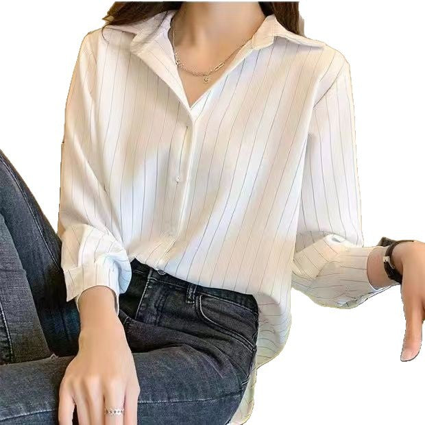 Damebluse med fint stripemønster og krage Skjora