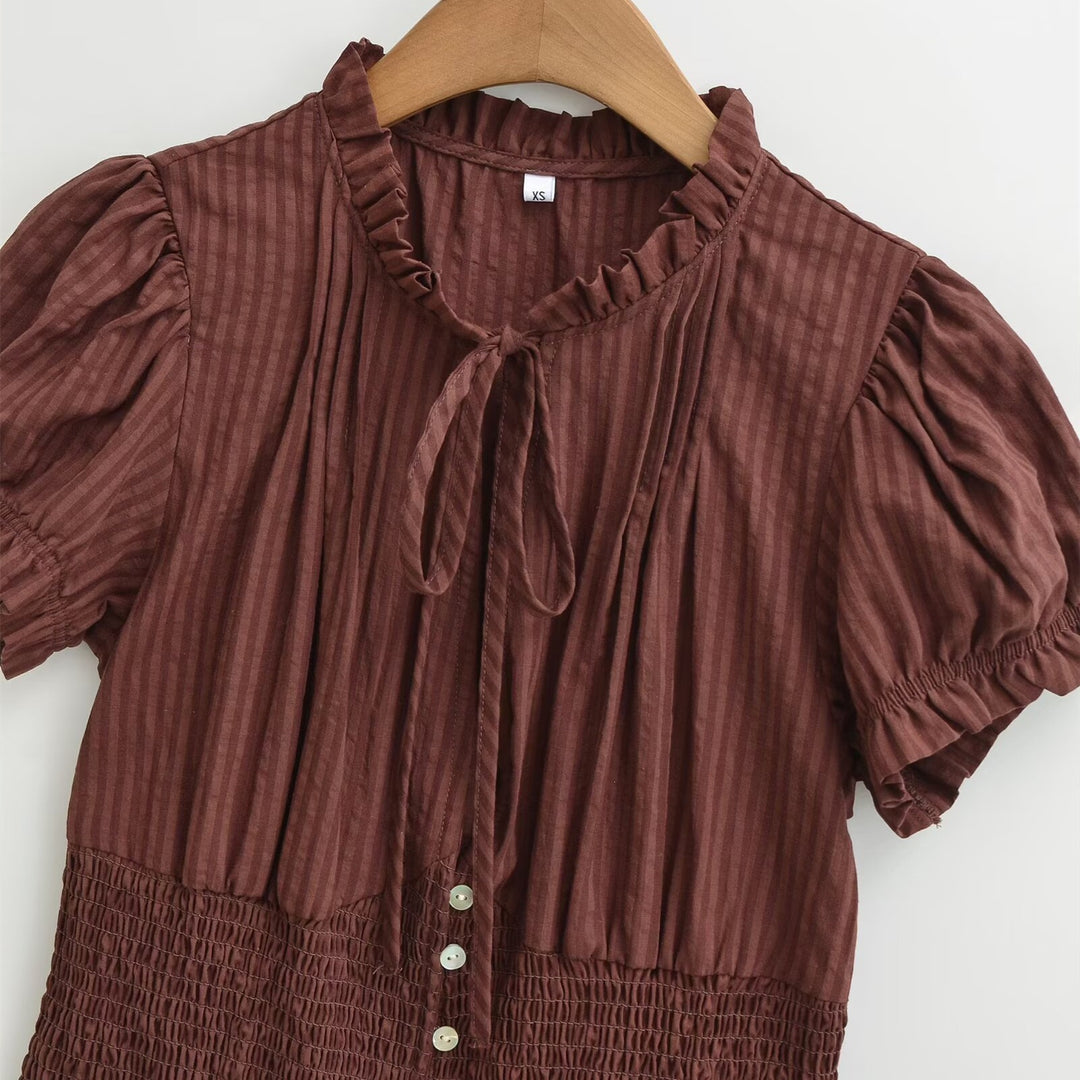 Dame kortermet bluse med volangdetaljer og samlet design Skjora