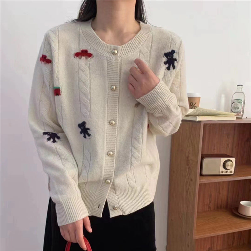 Kvinne cardigan med fargerikt motiv og dekorative knapper Skjora