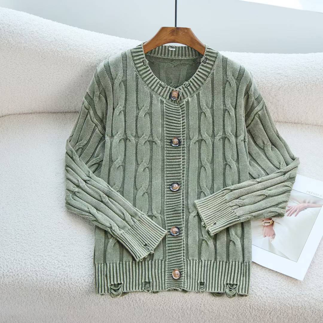 Kvinnens cardigan med elegant kabeldesign og detaljer med treskulpturer Skjora