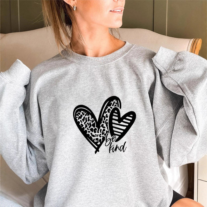 Kvinne sweatshirt med moderne hjerte motiv og avslappet passform Skjora