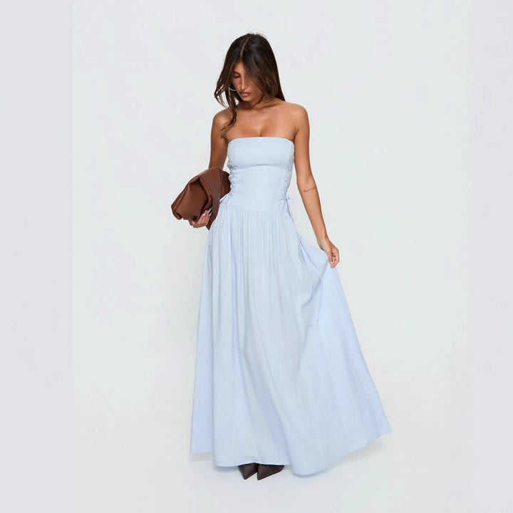 Damer maxi-kjole med off-shoulder design og sidesømsdetaljer med volanger Skjora