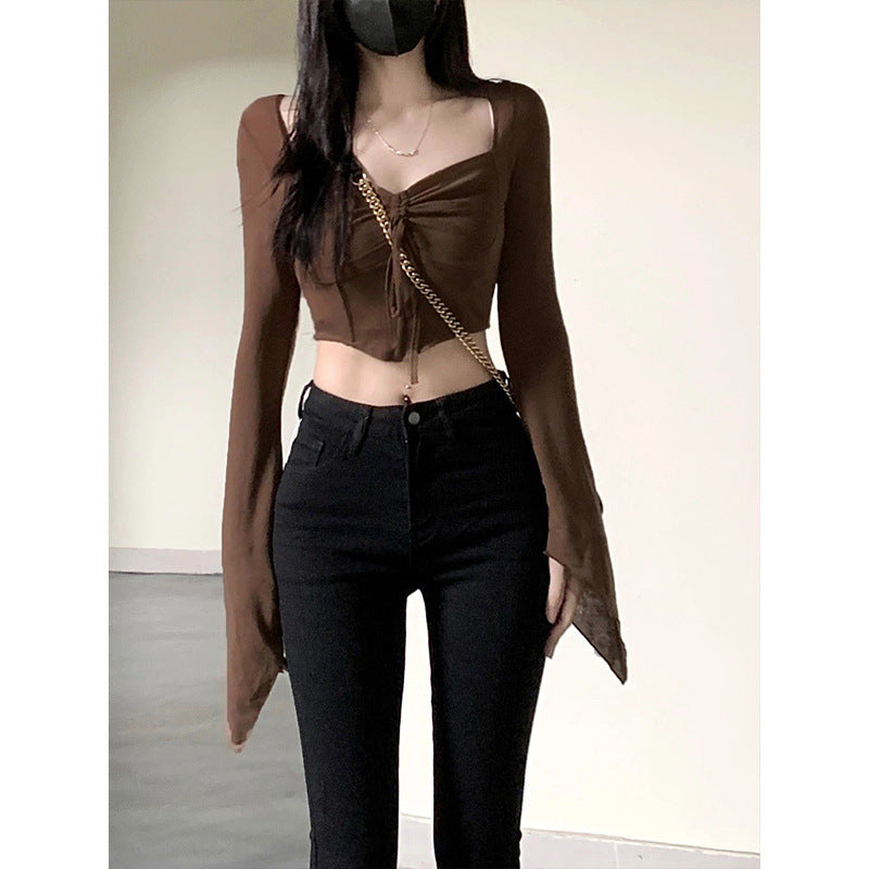 Kvinne crop top med en sofistikert knute og brede ermer