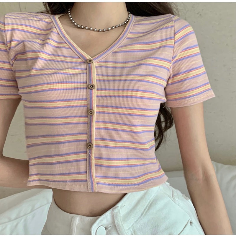 Kvinne cropped t-skjorte med moteriktig stripemønster og dekorative knapper