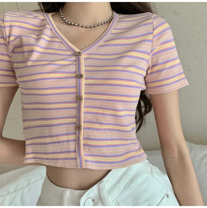 Kvinne cropped t-skjorte med moteriktig stripemønster og dekorative knapper