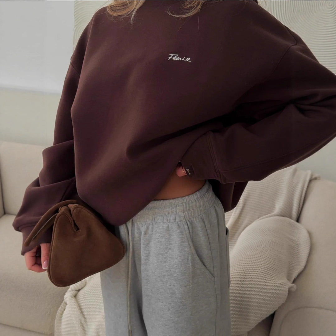 Dame uformell oversized genser med rund hals og diskret logo Skjora