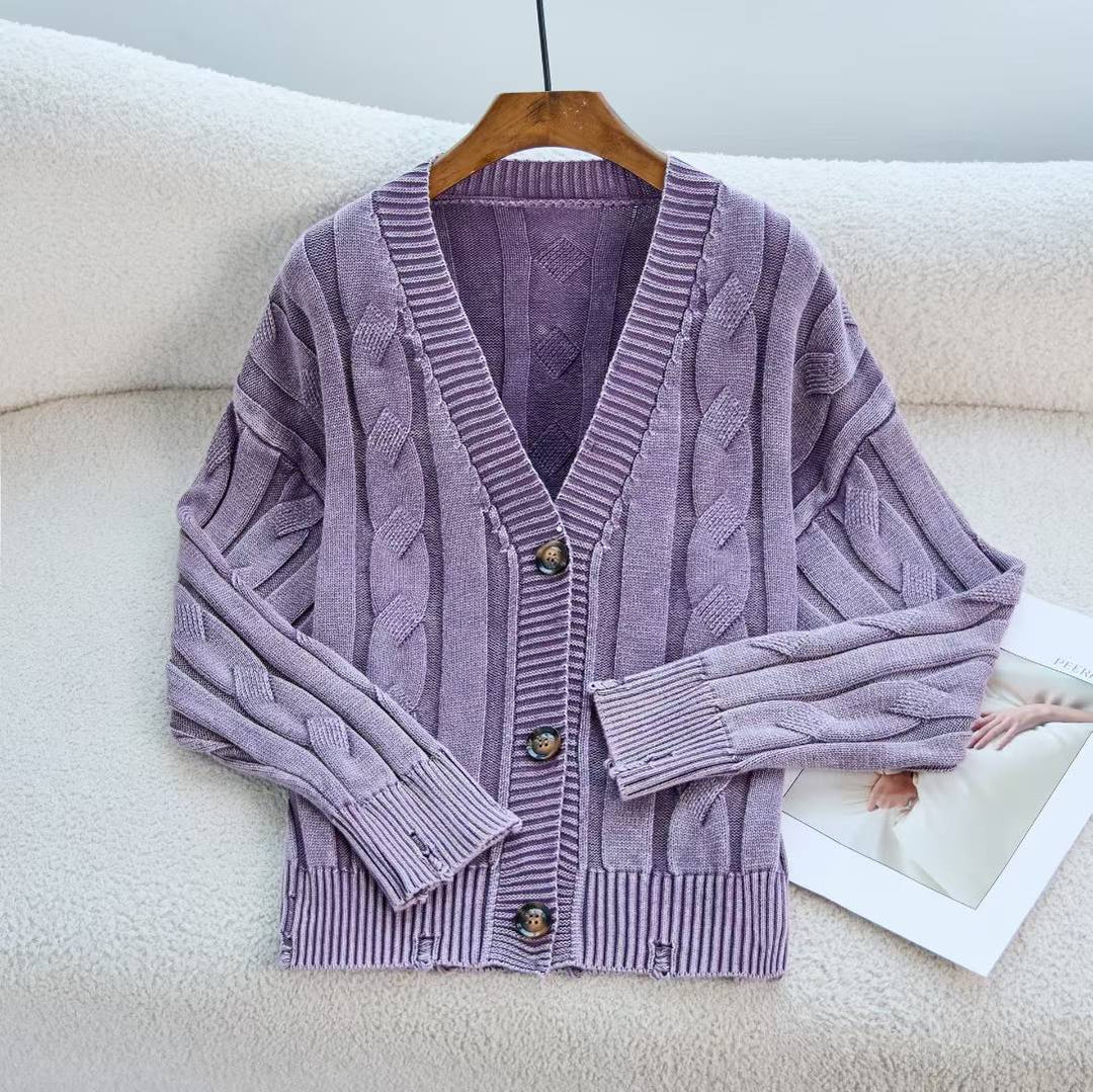 Kvinnes chunky strikk cardigan med V-hals og dekorativ kabelformet mønster Skjora