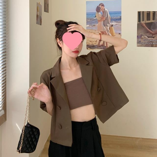 Dame kort blazer med dobbel knappestolpe og moderne snitt