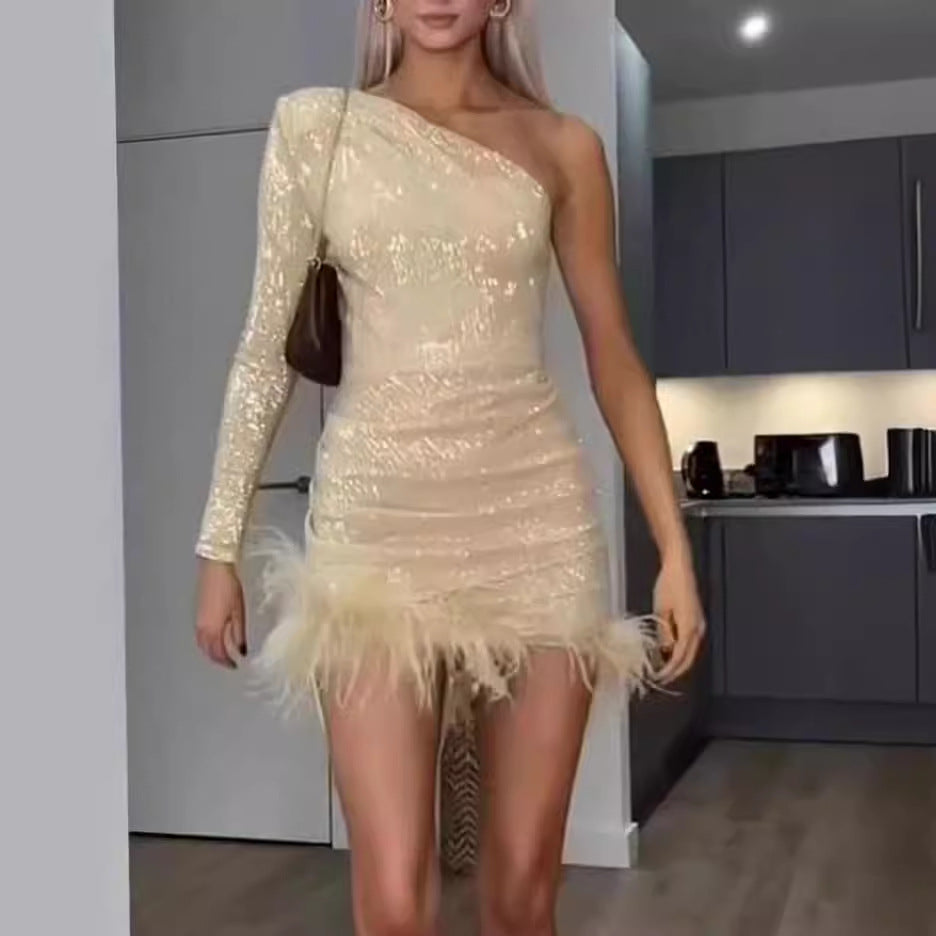 Damer Glamorous Festkjole med Asymmetrisk Design og Fjær Skjora