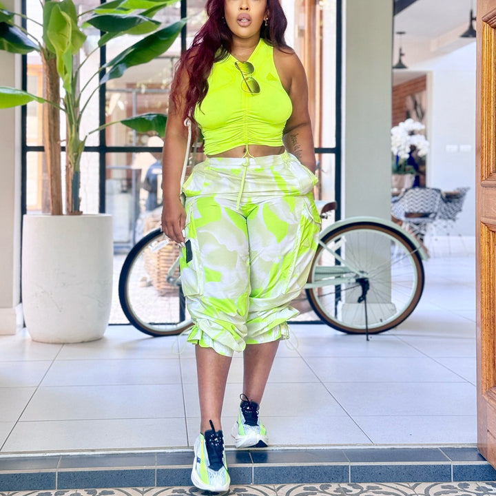 Kvinne crop topp med rysjing og sporty chino bukser Skjora
