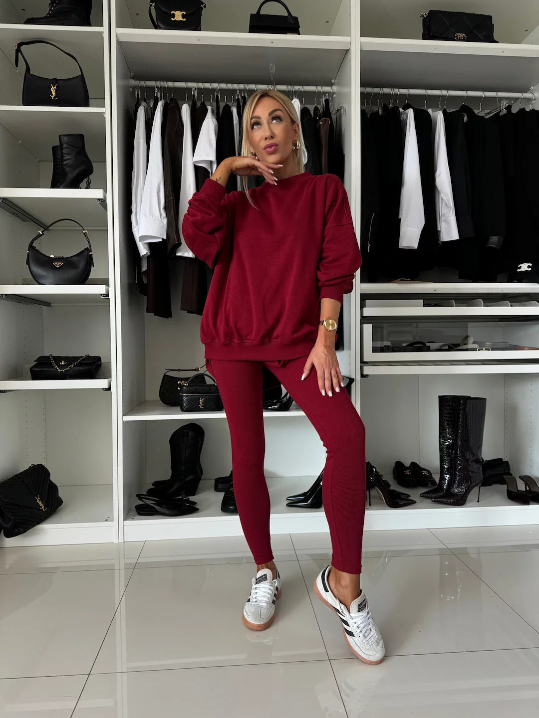 Kvinnes avslappet genser og avslappede leggings Skjora
