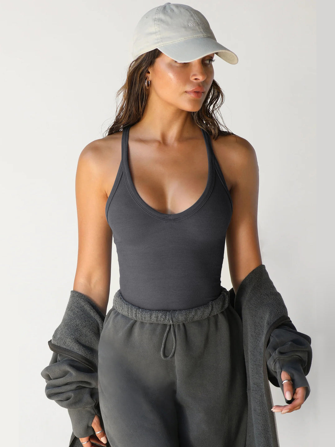 Damer Sporty tanktop med dyp V-utringning og smal passform Skjora