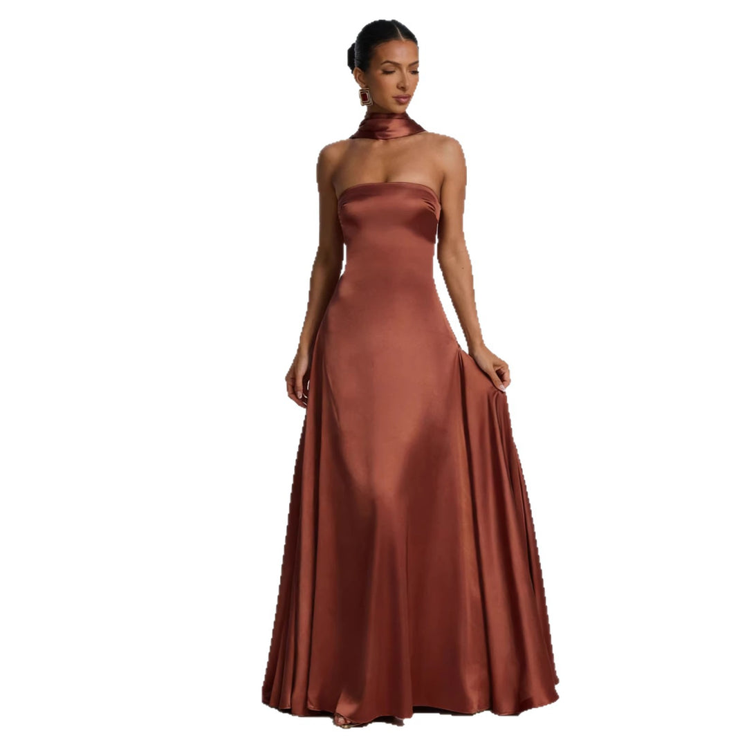 Kvinne Elegant og Off-the-Shoulder Kveldsdrakt med Flytende Fall