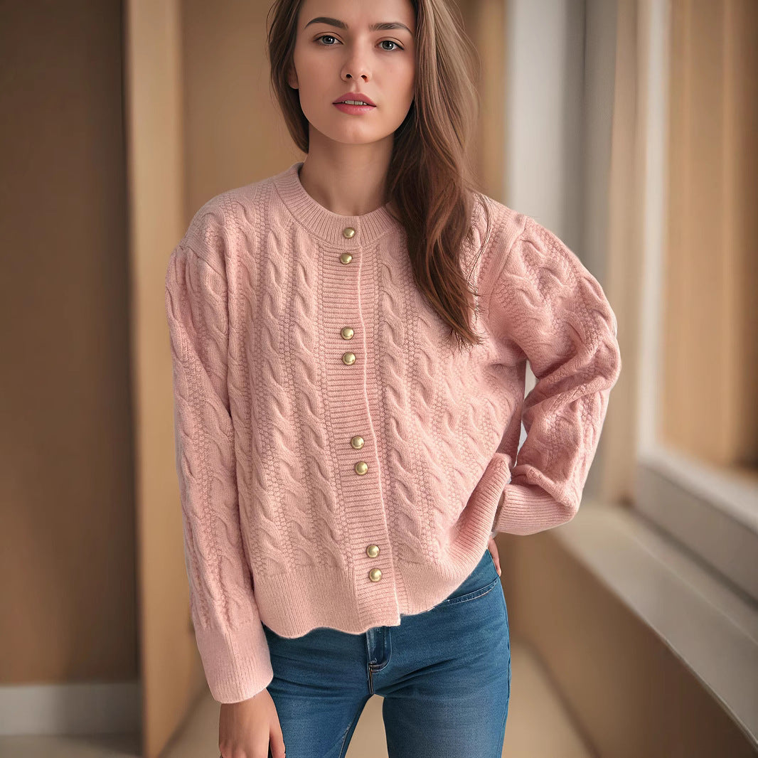 Dame chunky strikket cardigan med dekorative knapper og kabelmønster Skjora