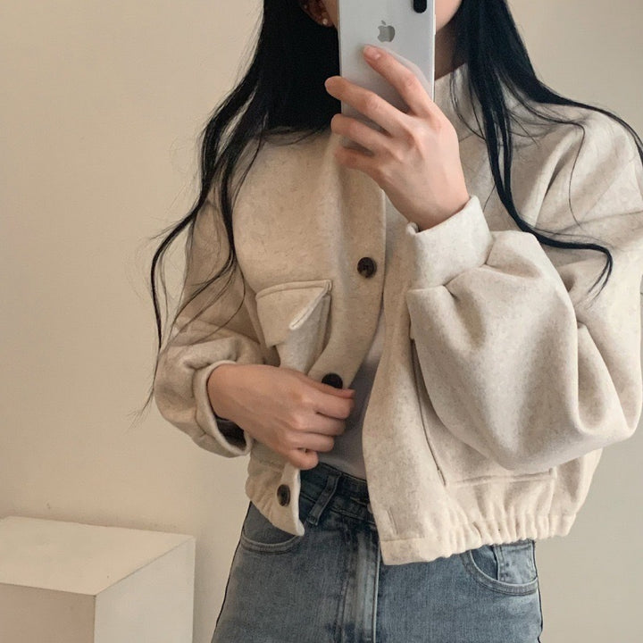 Damejakke laget av høykvalitets ullblanding med casual lommer og oversized snitt