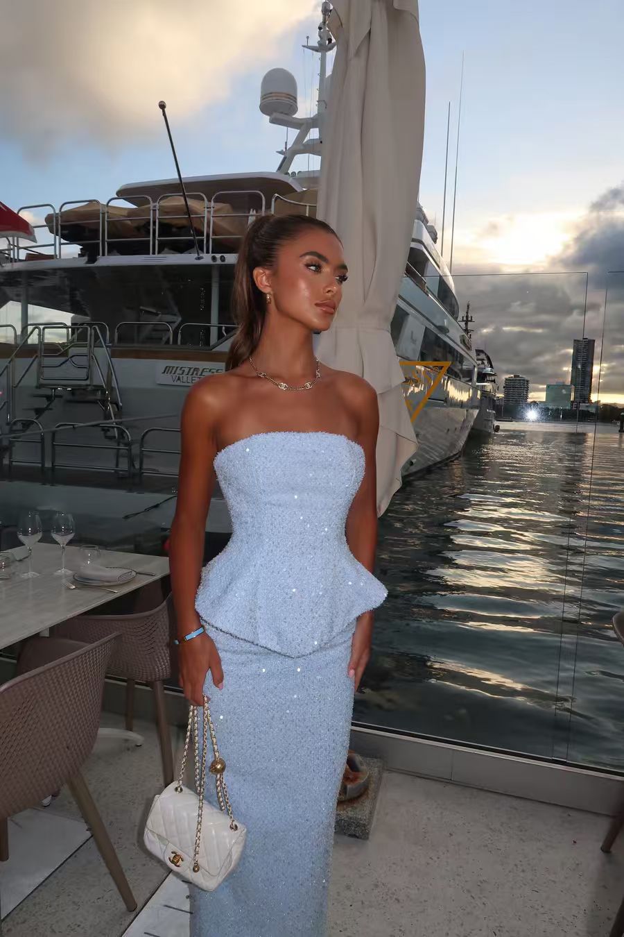 Kvinnens elegante kveldsdresses med peplum-design og glitrende applikasjoner