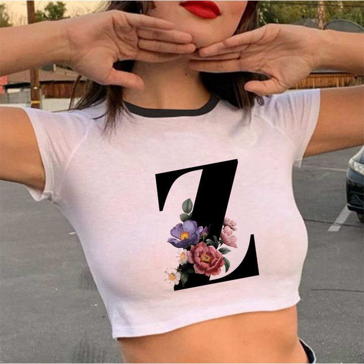 Dame cropped T-skjorte med blomstrede initialdesign Skjora