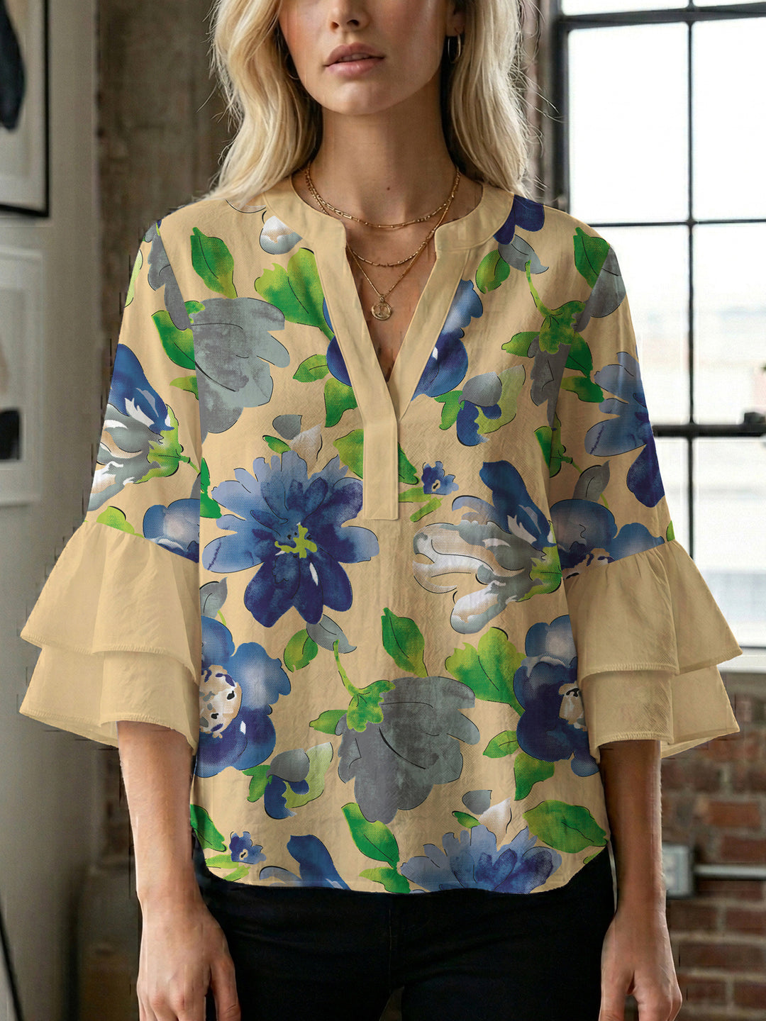 Damebluse med voluminøse ermer og blomsterdesign Skjora