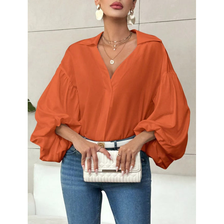 Damebluse med voluminøse ballongermer og elegant krage Skjora