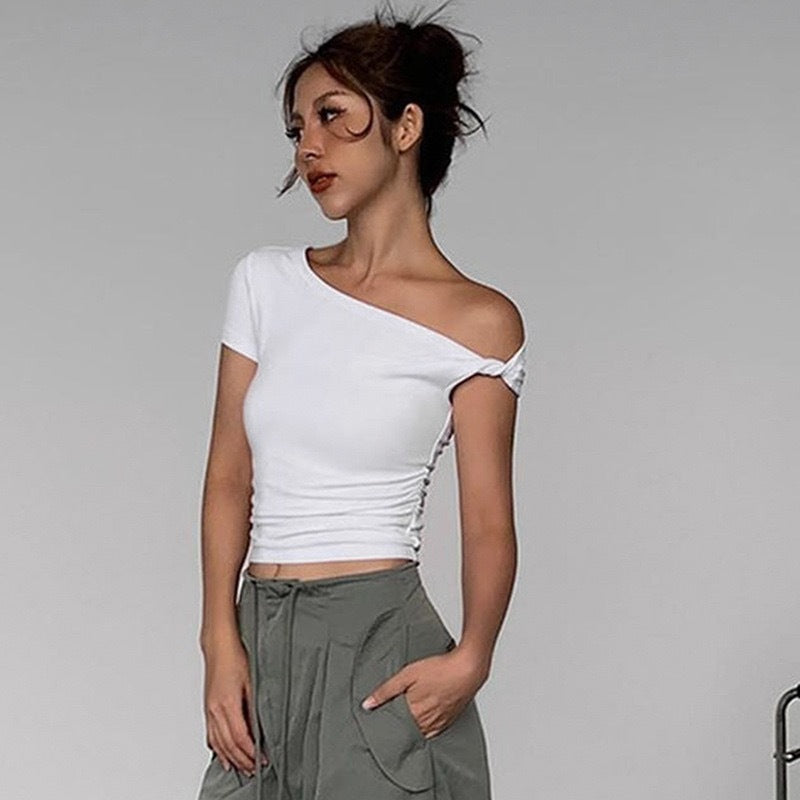 Dame skulderfri crop-top med rynker og stilige knuter Skjora