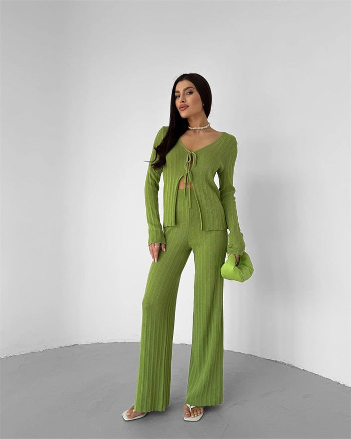 Kvinnens elegante strikkeensemble med avslappet halslinje Skjora