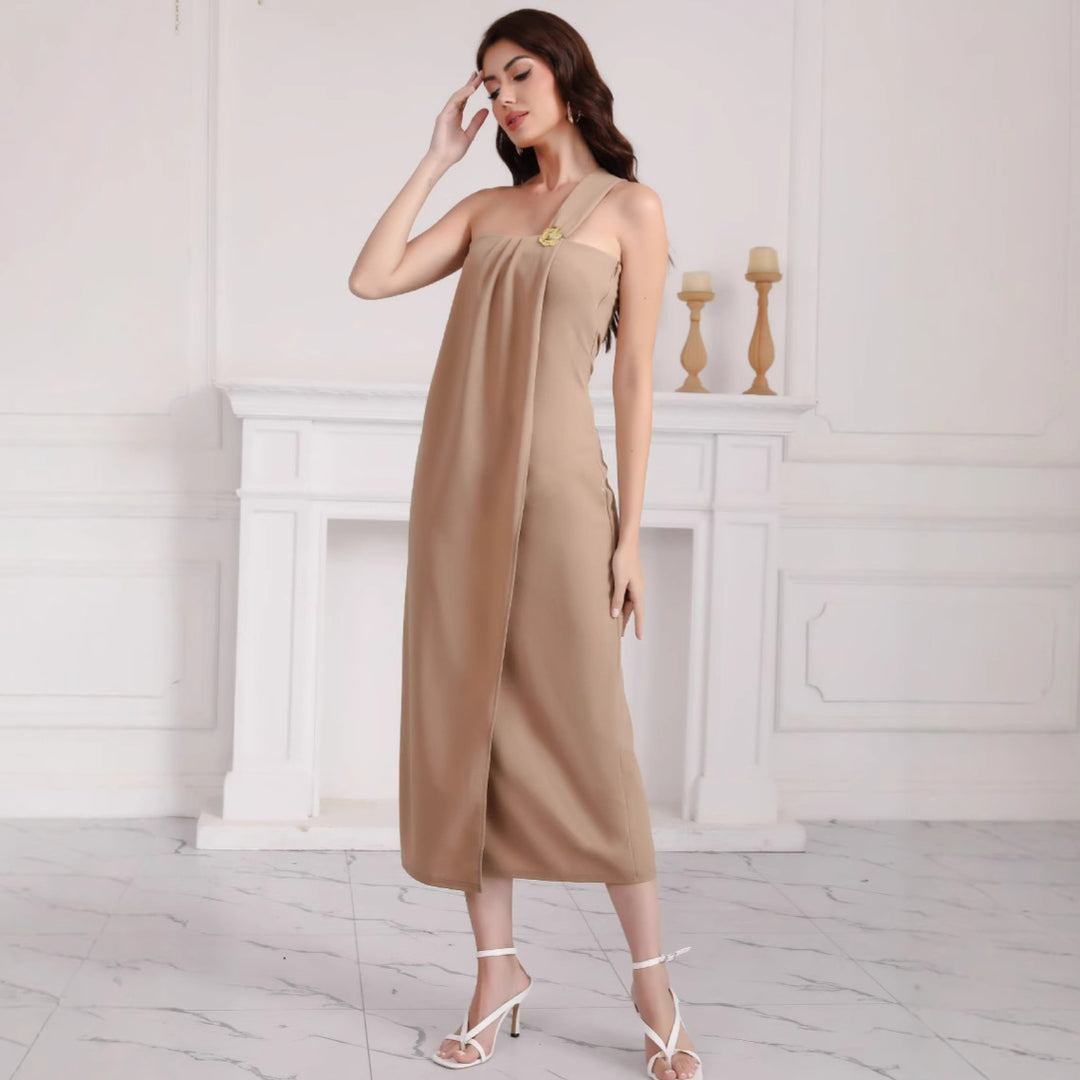 Kvinnenes elegante av-shoulder maxi-kjole med dekorativ detalj