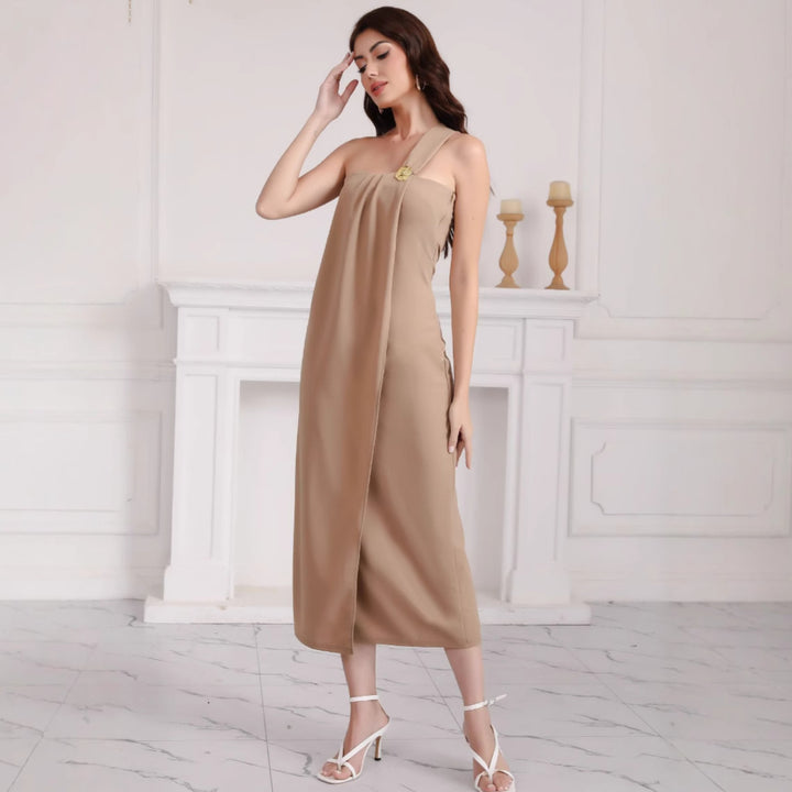 Kvinnenes elegante av-shoulder maxi-kjole med dekorativ detalj