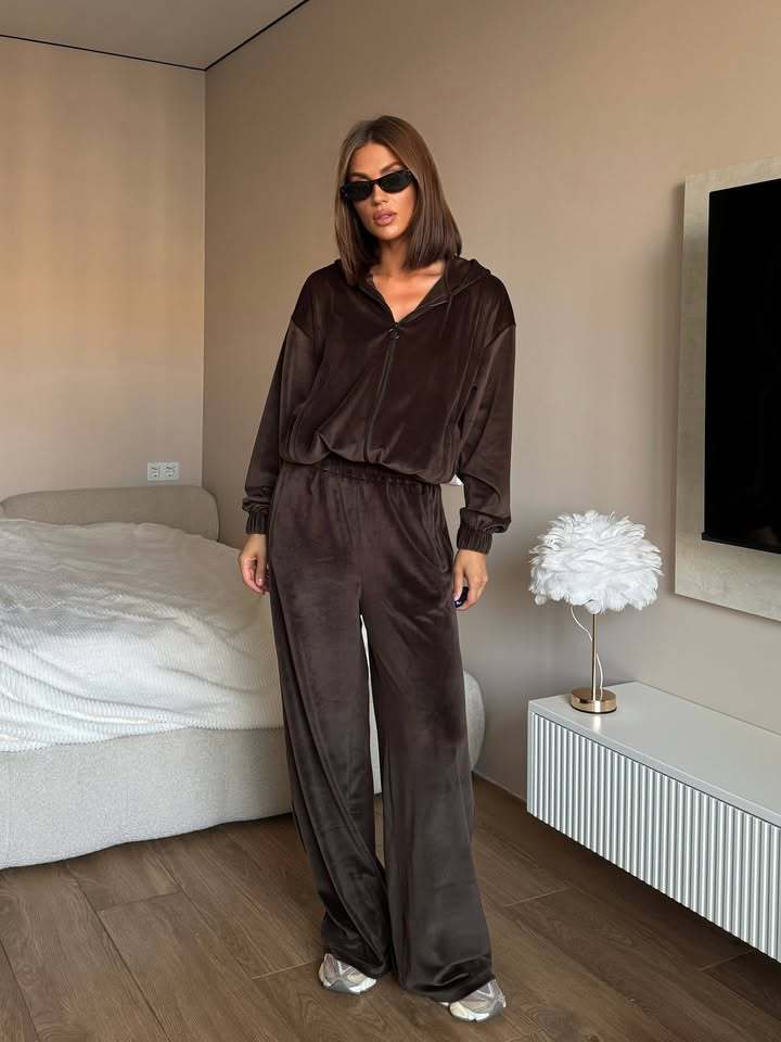 Kvinnelig stilfull treningsdress med glidelås og casual passform Skjora