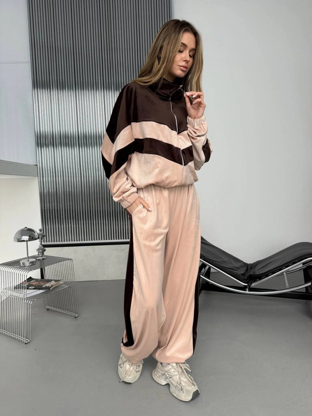Dame sporty velur treningsdrakt med elegant glidelås og moderne striper Skjora