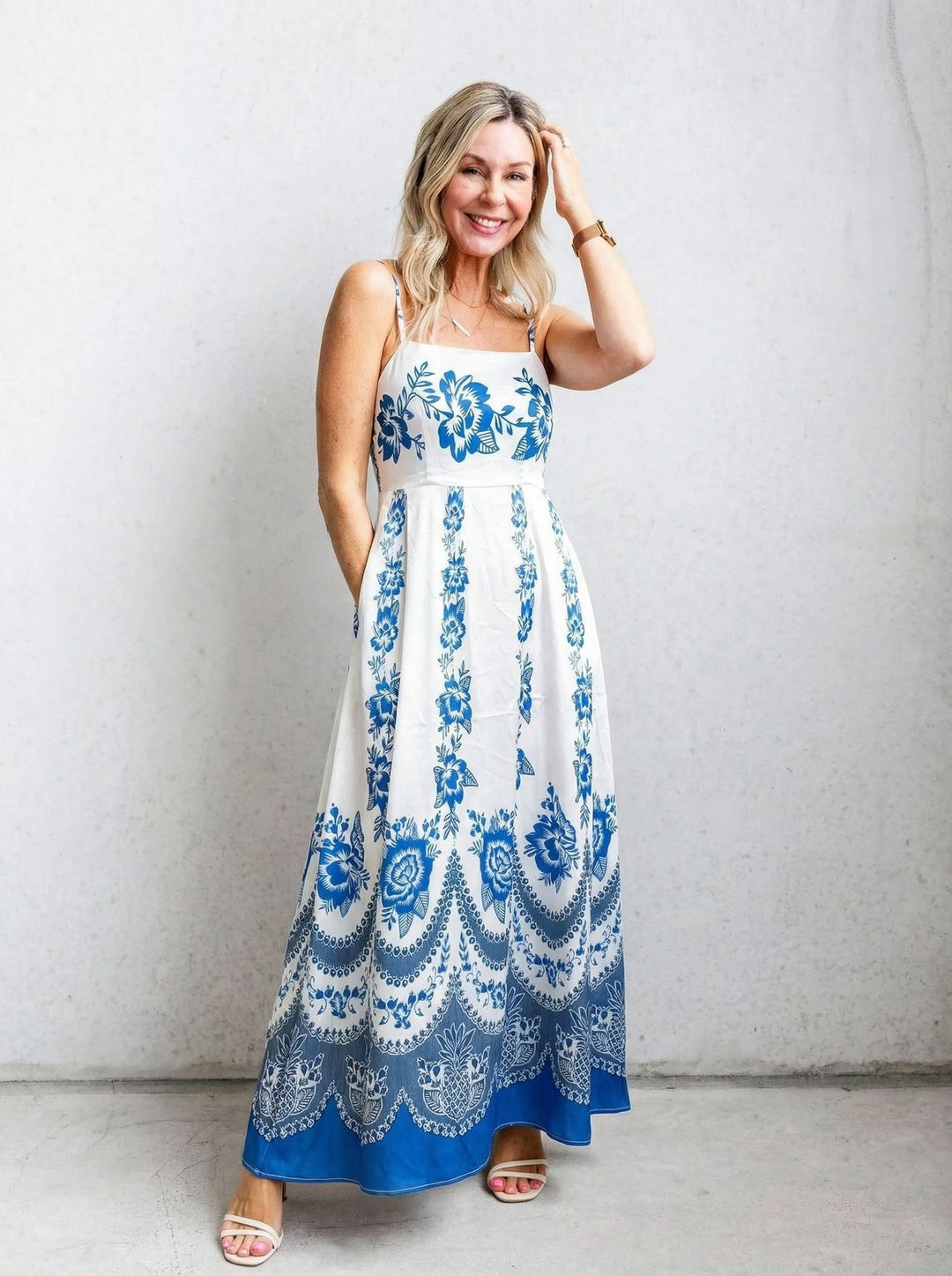 Kvinnens maxi-kjole med spennende grafisk trykk og lekent design