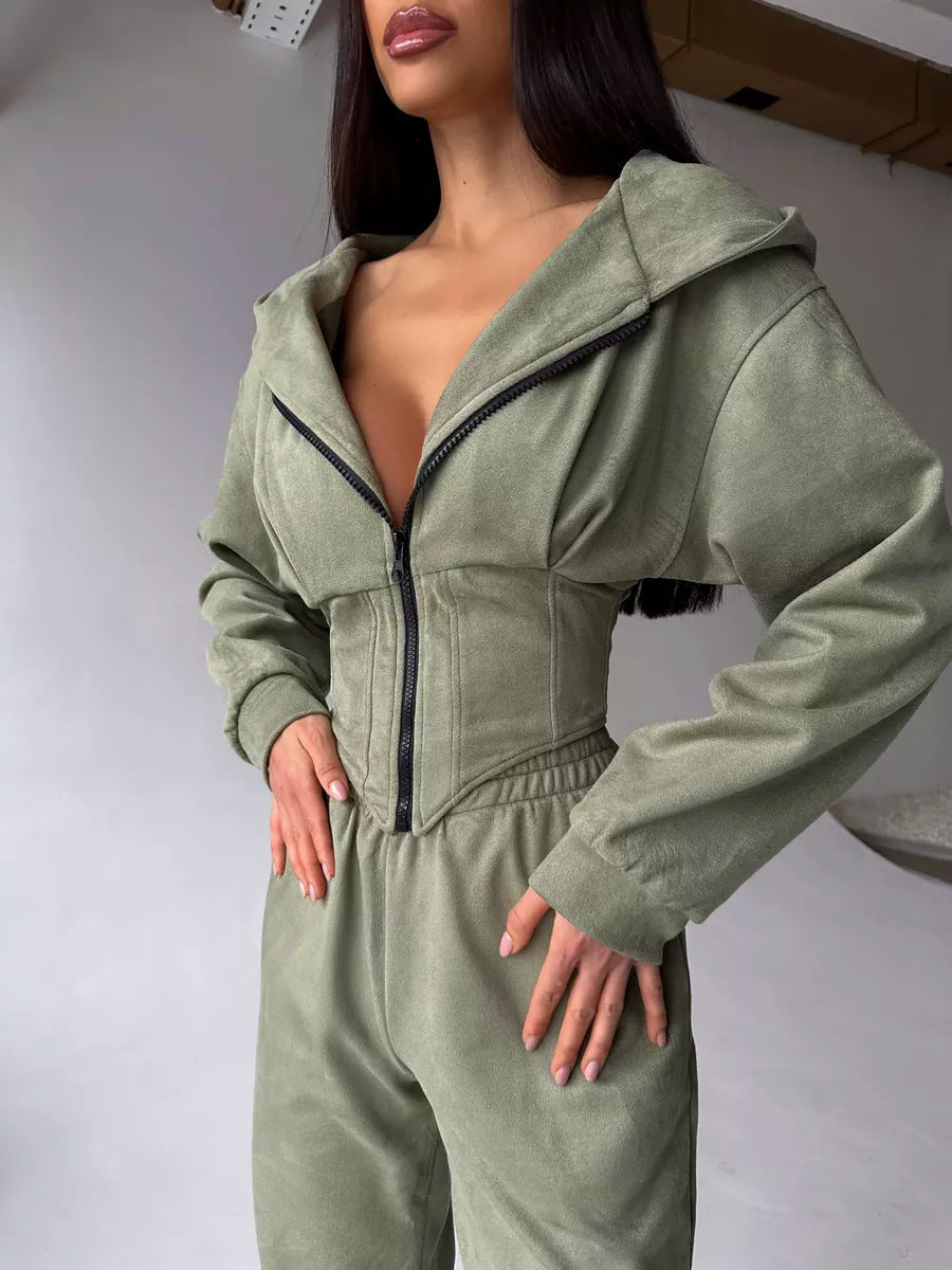 Kvinnens figursydde jumpsuit med skreddersydd design og sporty hette Skjora