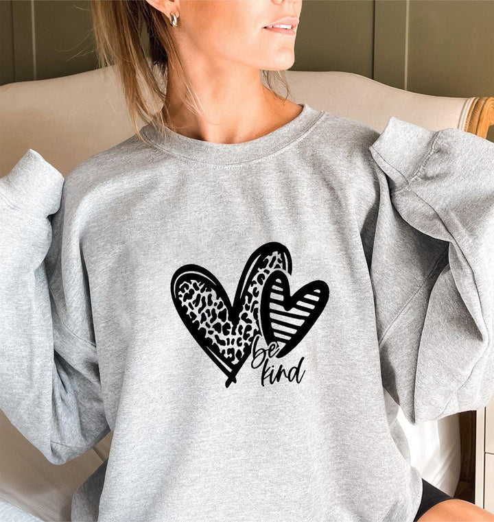 Kvinne sweatshirt med moderne hjerte motiv og avslappet passform Skjora