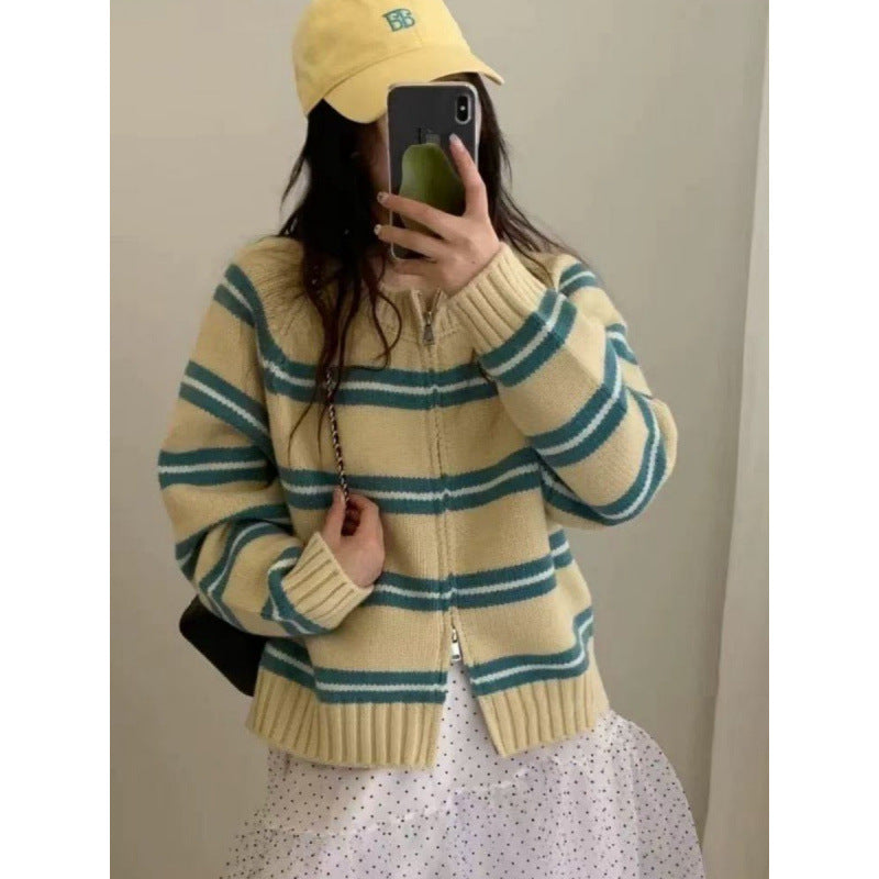 Kvinne strikket cardigan med moderne striper Skjora