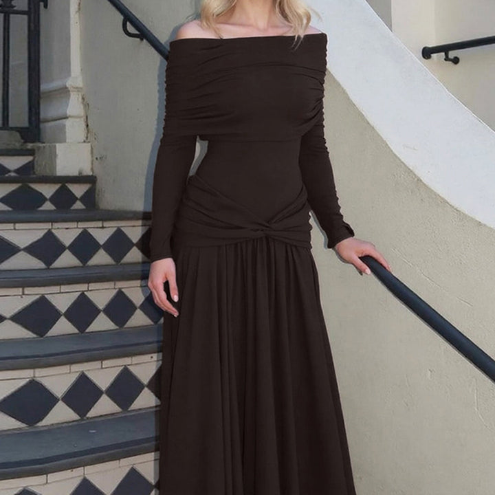 Dame omslagskjole med voluminøs rysjekant og elegant off-shoulder-design Skjora