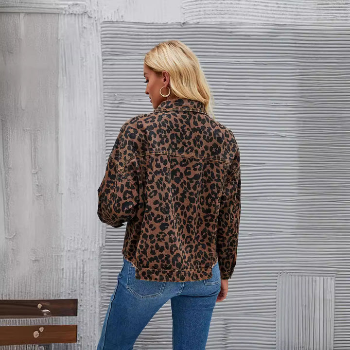 Dame rutete denimjakke i trendy leopardmønster med moderne snitt