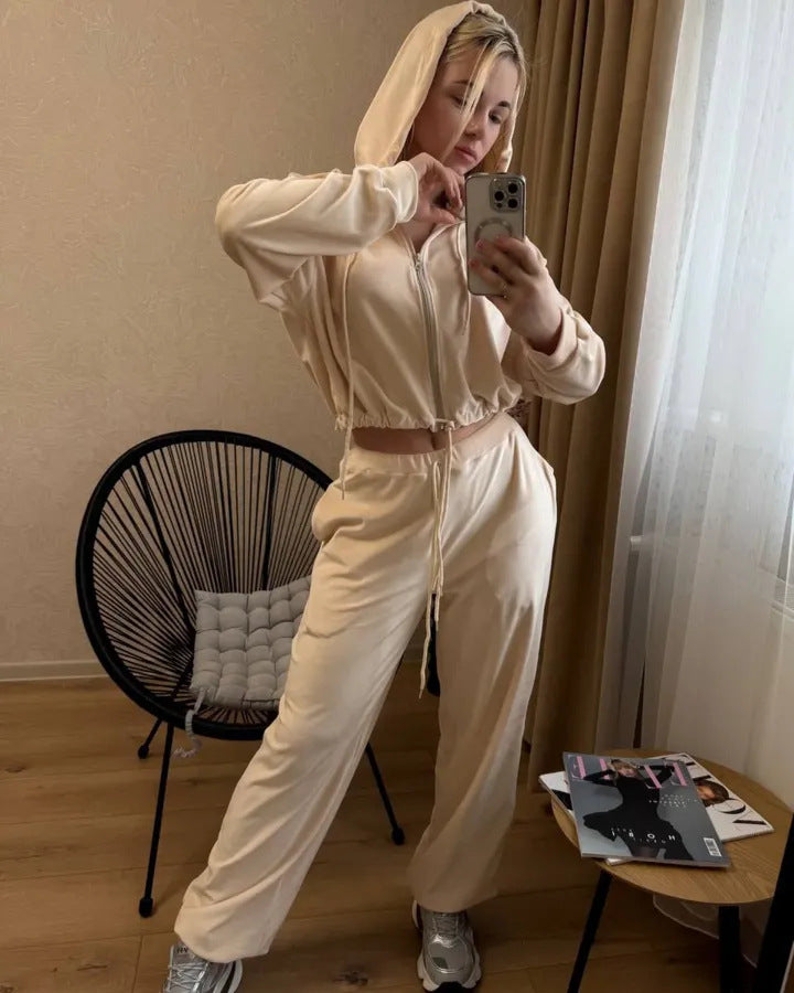 Women's Short Hoodie and Loose Joggers in Relaxed Fleece Design Skjora