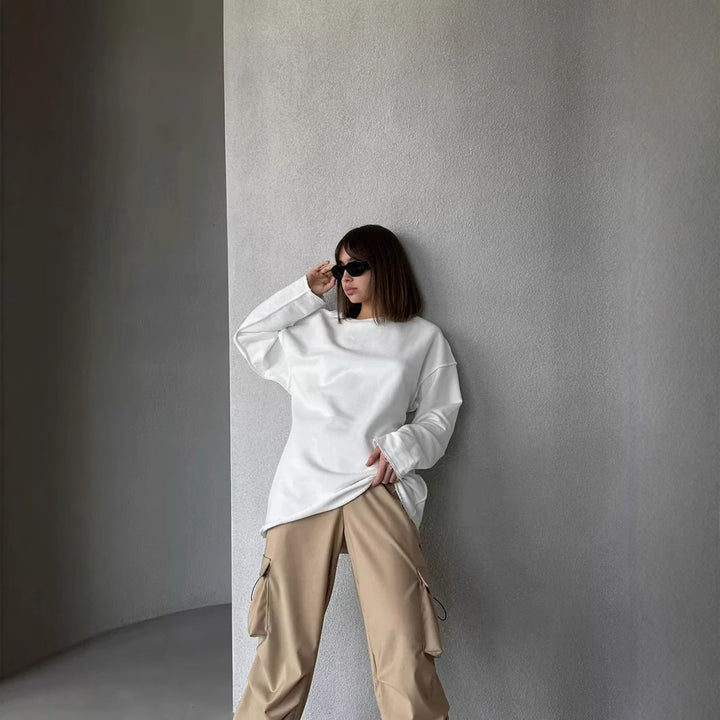 Kvinnens uformelle oversized pullover med stilige detaljer og frynset kant Skjora