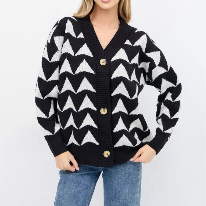Kvinne cardigan med moderne bølgemønster og gullknapper Skjora