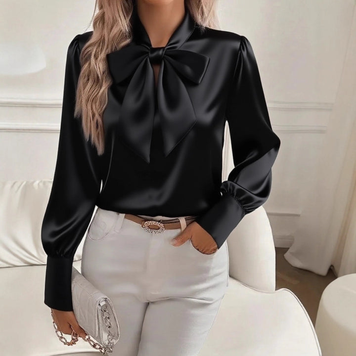 Dame elegant satengbluse med sløytekrage og pufferm Skjora