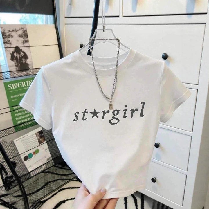 Dame Crop-T-Shirt med moderne tekst og figurtilpasset snitt Skjora