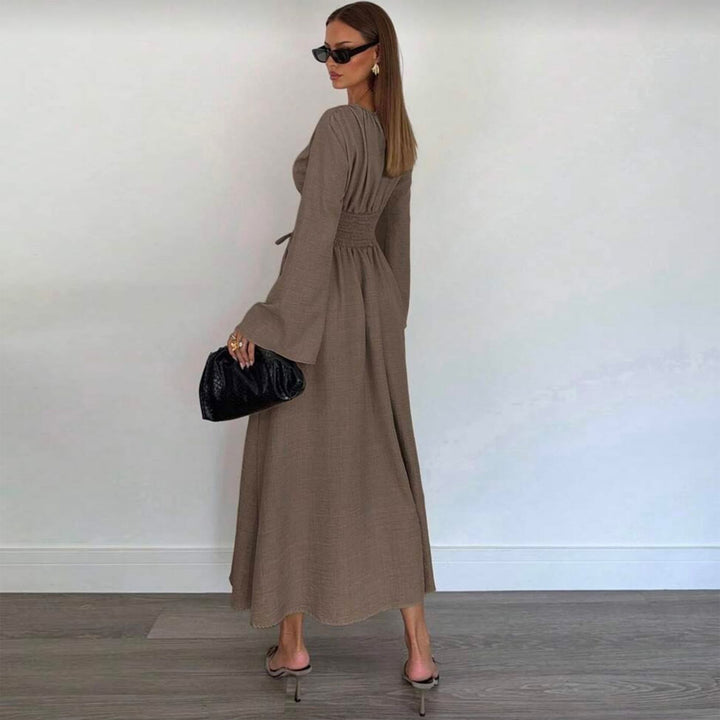 Kvinnes Elegant Maxi Kjole med Side Volang og Sofistikert Drapering