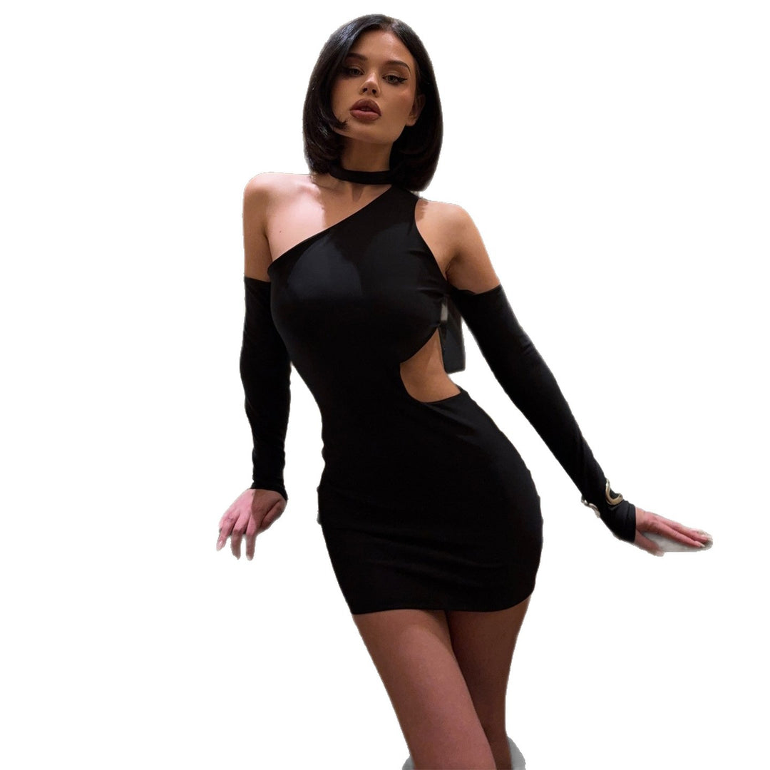 Kvinnens elegante cut-out mini kjole med asymmetrisk kutt og lange ermer Skjora