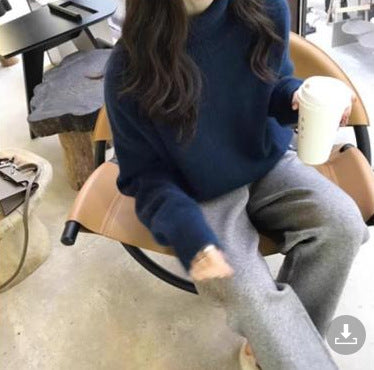Kvinnes cashmere rullehalsgenser med løs passform og elegant tekstur Skjora