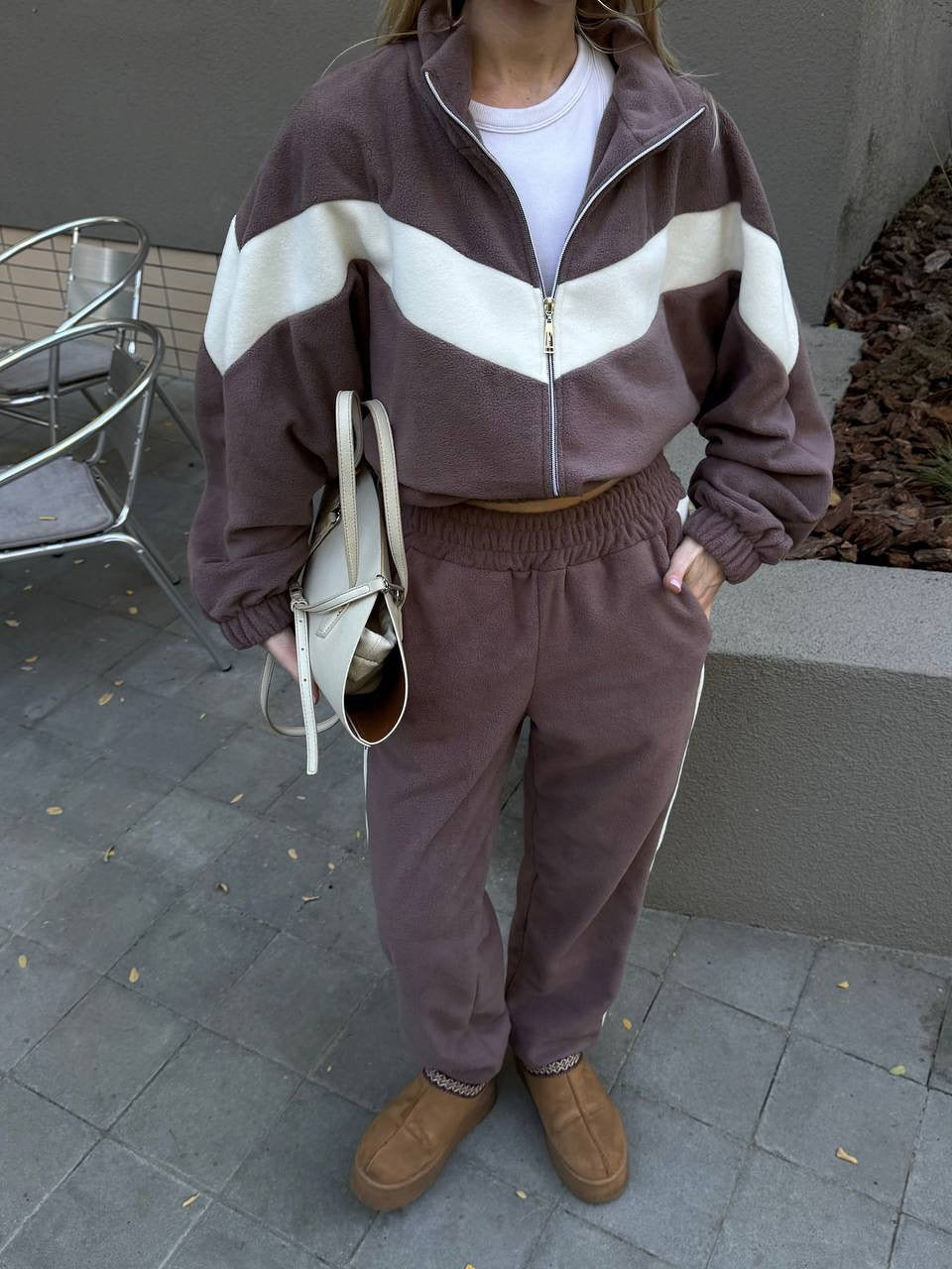 Dame fleece treningsdrakt med moderne glidelås og stripete design Skjora