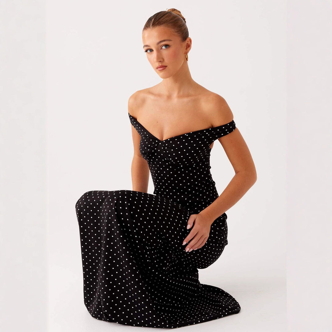 Dame kveldsdrakt med off-shoulder-design og elegant prikkemønster Skjora
