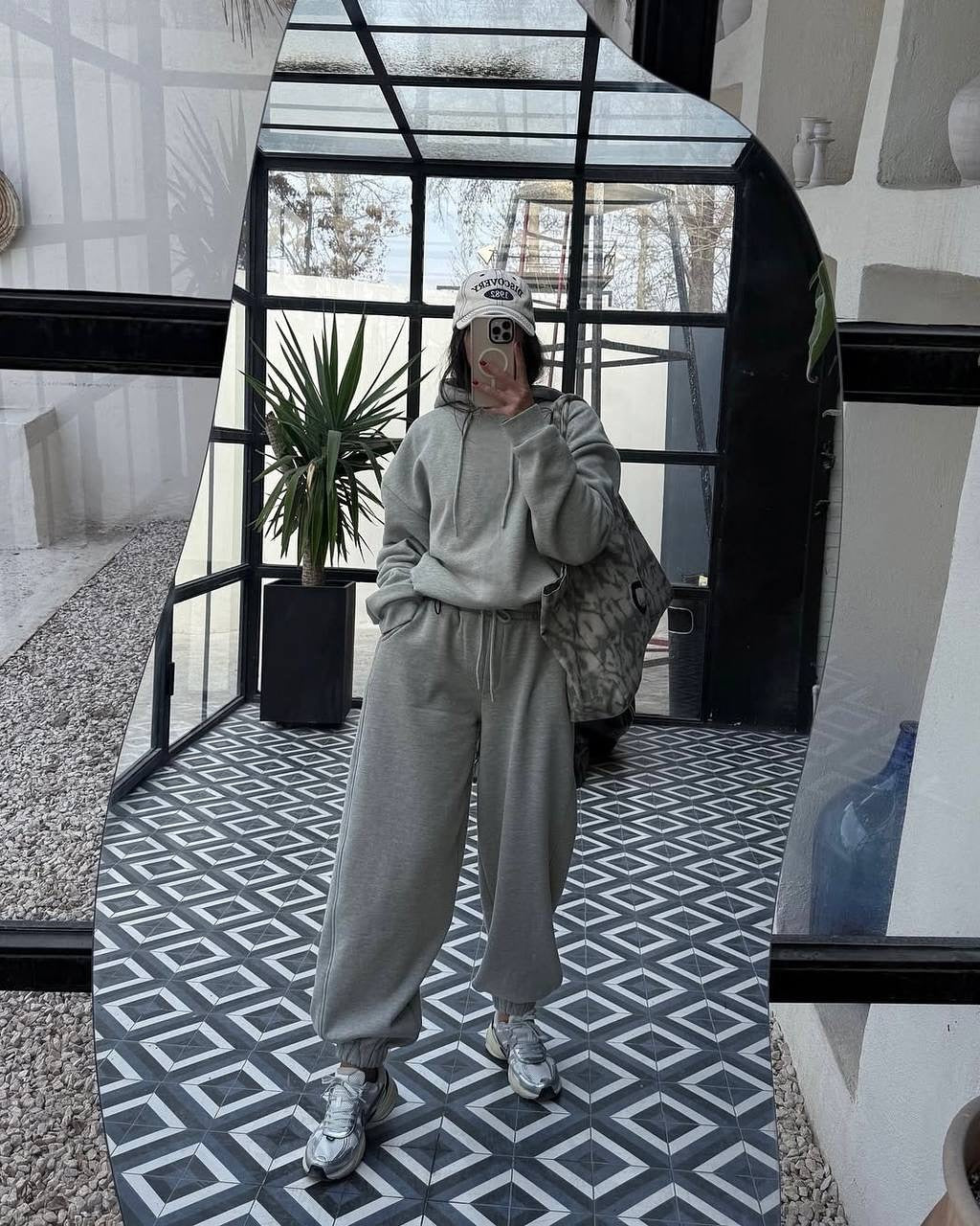 Kvinnens oversized sweatdrakt med hette og mansjetter Skjora